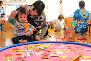 魚釣りゲームをする子どもの画像