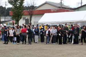 会場で訓練の様子を見守る市民の画像