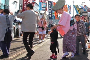 阿波踊りに参加する来場者の画像