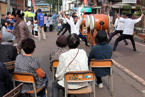 太鼓の演奏をしている画像