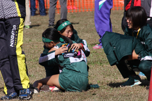 勝利を讃え合う小千谷中学校女子選手たちの画像