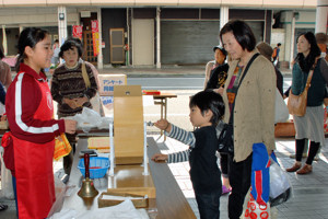 抽選に参加する子どもの画像