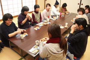 お茶を飲みながら会話する参加者の画像