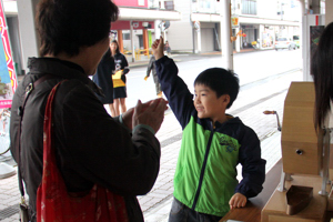 ガラポン抽選会で1等を当てた子どもの画像