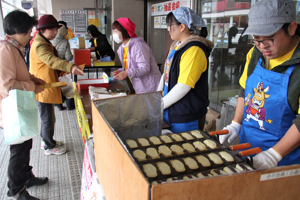 よし太くん焼きを求める来場者の画像