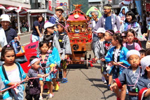 神輿を曳く子どもたちの画像