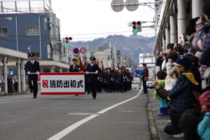 分列行進する消防団員の画像