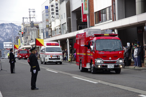 行進する消防車両の画像