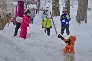 雪遊びをする子どもたち（平成町）