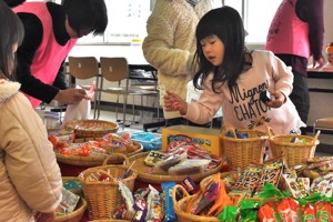 駄菓子コーナーで買い物をする子どもの画像