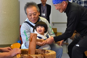 餅つきをする画像