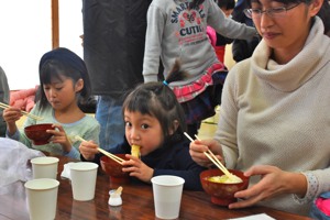 お餅を食べる親子の画像