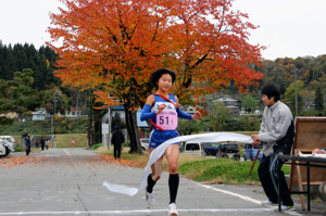 川口中学校でゴールテープを切る選手の画像