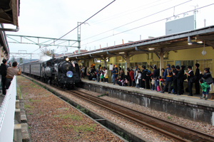 多くの人が出迎える小千谷駅の画像