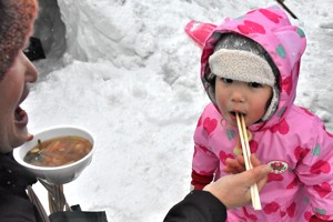 お雑煮を食べる子どもの画像