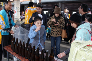 小千谷の地酒を試飲する乗客の画像