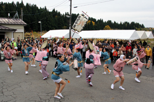 岩沢駅前広場で阿波踊りを披露するおぢや連のみなさんの画像