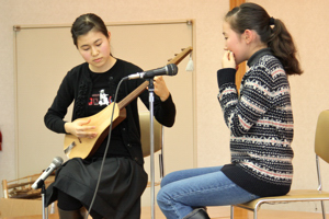 キルギスの民族楽器の演奏の画像