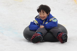 雪山を滑り降りる子どもの画像