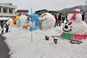 地域団体が作成した雪上の画像