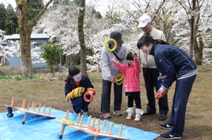 輪投げで遊ぶ子どもの画像