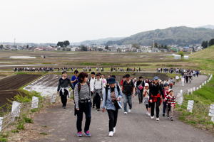 坂道を登る参加者の画像