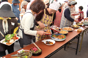 料理をとる参加者の写真