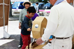 お楽しみ抽選をする子どもの画像