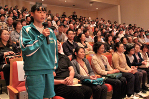 葛西選手に質問をする中学生の画像