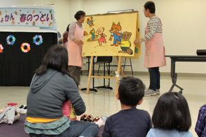 大型紙芝居に見入る子どもたちの画像