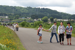 信濃川堤防を歩く参加者の画像