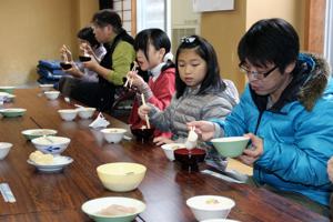 雑煮やきなこもちを食べる参加者の画像