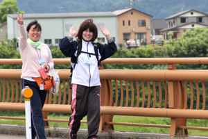 山本山大橋を渡る女性2人の画像