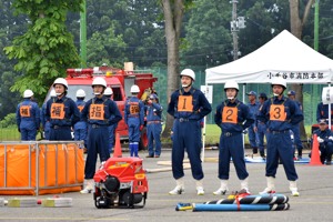 整列する、小型ポンプの部の消防団員の画像