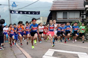 一斉にスタートする小学生の画像