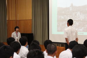 船津さんに感謝の言葉を述べる生徒の画像