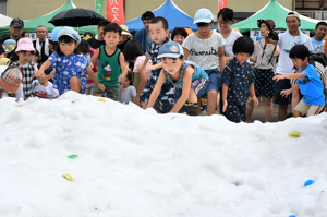 雪山から宝を探している子どもたちの画像