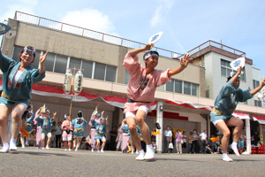 阿波踊りが披露するおぢや連の画像