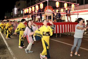 盆踊りに参加するみなさんの画像