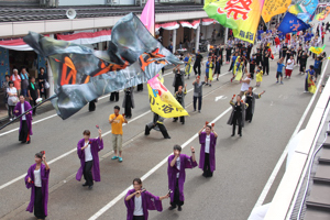 よさこい団体による総踊りの画像