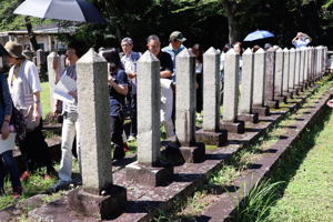 船岡山西軍墓地を見学する参加者の画像