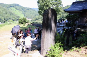 浦柄神社で説明を聴く参加者の画像