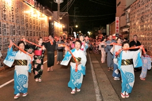 民謡流しを踊る女性の画像