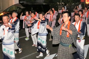 民謡流しを踊る男性の画像