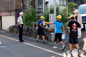 石碑ウォークラリーをする児童の画像