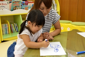 お絵かきをする子どもの画像