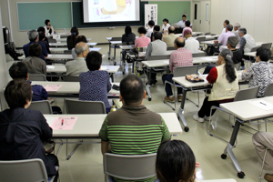 来場者でいっぱいの会場の画像