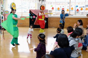 アンパンマン音頭を踊る参加者の画像