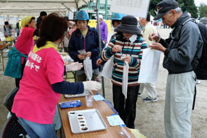 災害時の食事を試食する参加者の画像