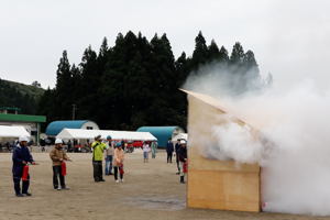 消火器で消火活動をする参加者の画像